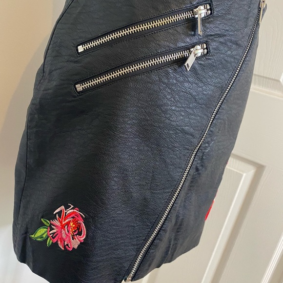 Faux leather black floral embroidered lined skirt size 10 - Picture 2 of 6